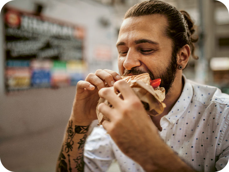 Mann beißt in einen Döner