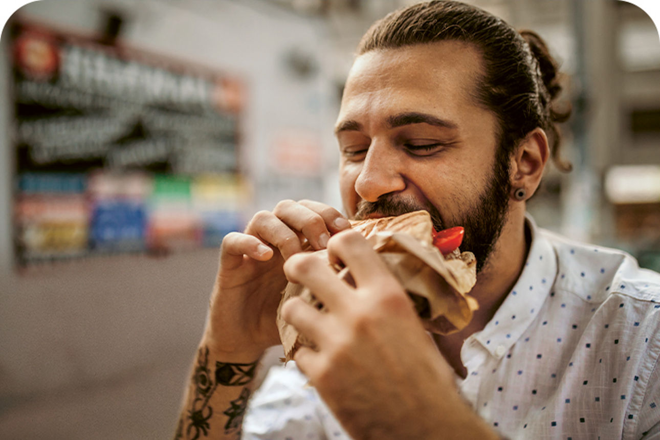 Mann beißt in einen Döner