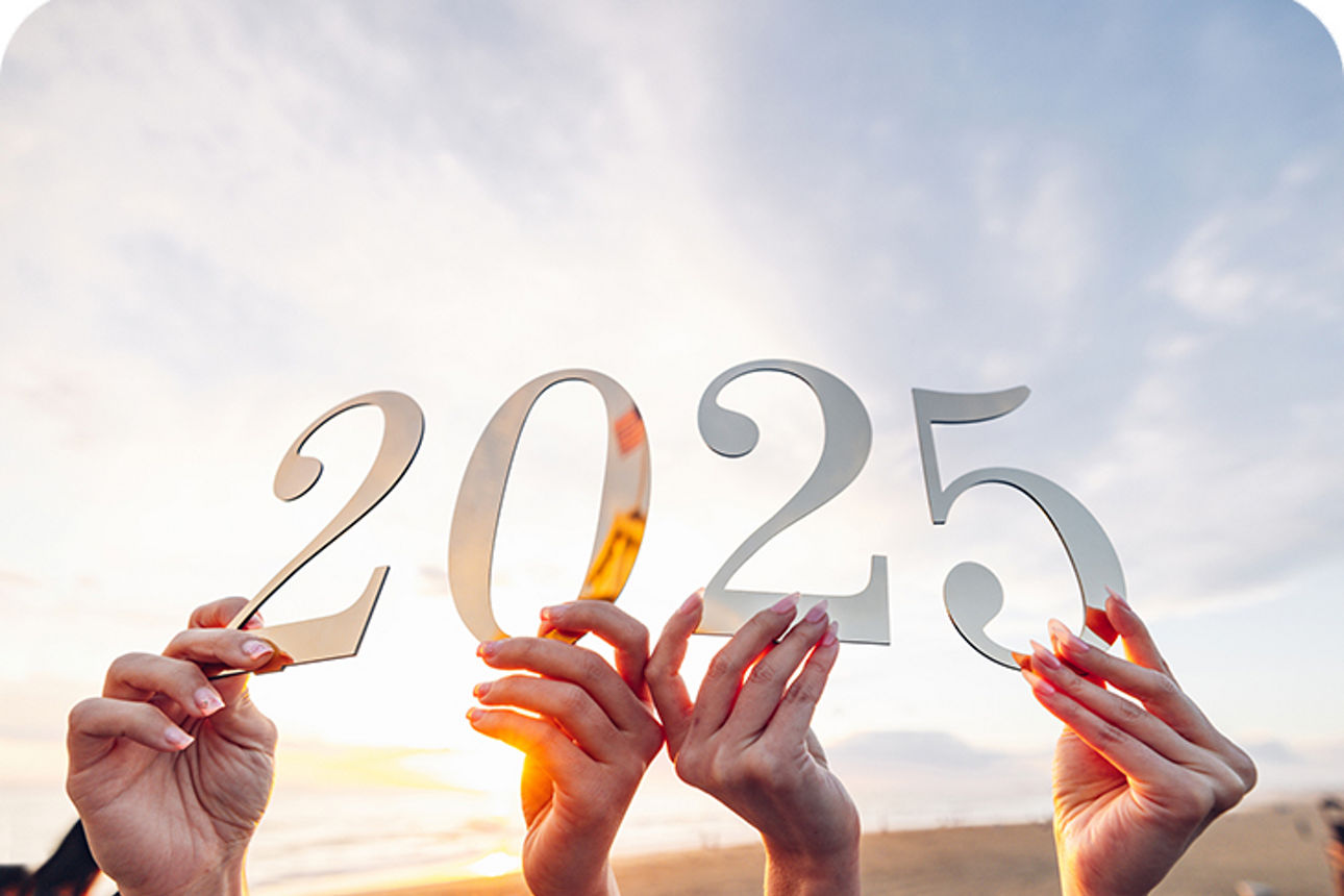 Zahlen 2025 werden in die Luft gehalten
