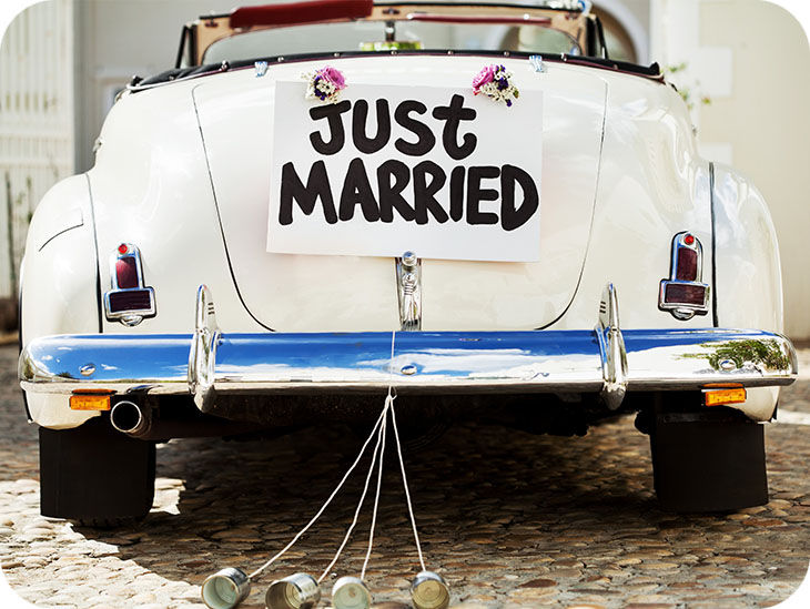 Oldtimer von hinten mit der Aufschrift 'Just Married'