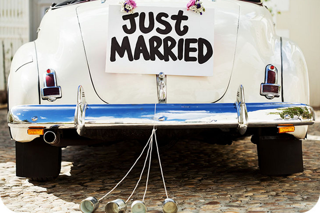 Oldtimer von hinten mit der Aufschrift 'Just Married'