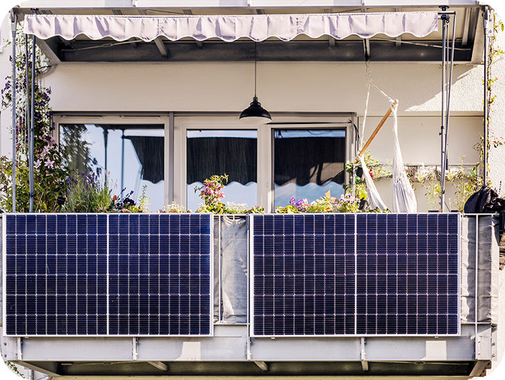 Balkon mit Solarpanelen