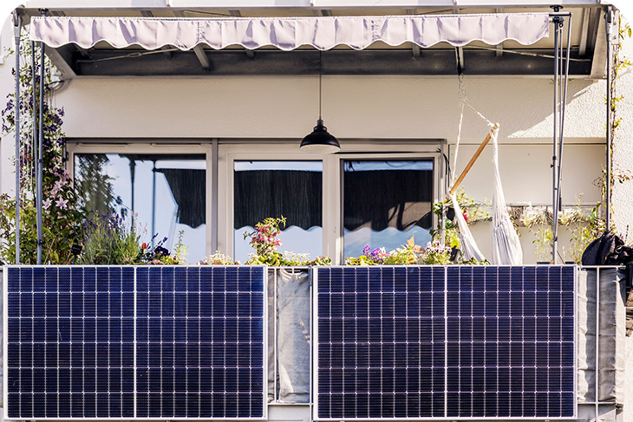 Balkon mit Solarpanelen