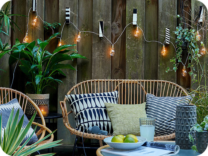 Sommerlich gestalteter Outdoor-Bereich
