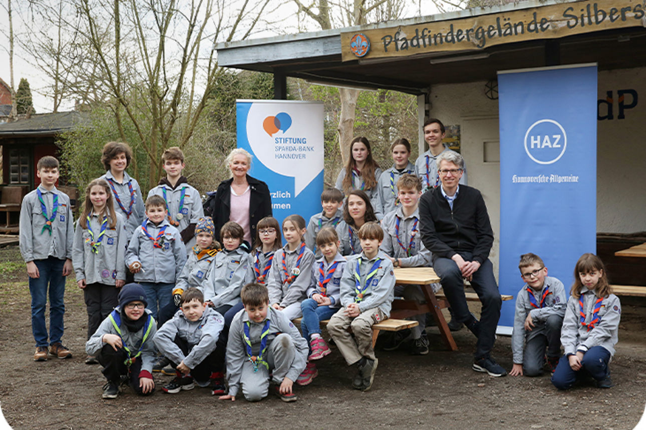 Viele Kinder mit Vertreter und Vertreterinnen der STIFTUNG Sparda-Bank und der HAZ 
