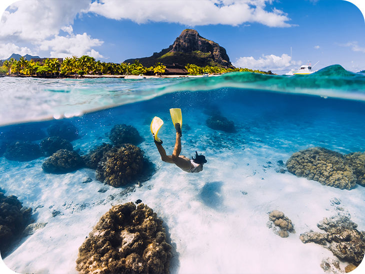 Person schnorchelt unter Wasser