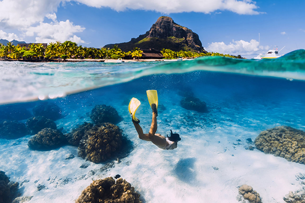 Person schnorchelt unter Wasser