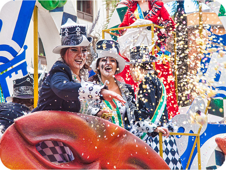 Personen feiern verkleidet Karneval 