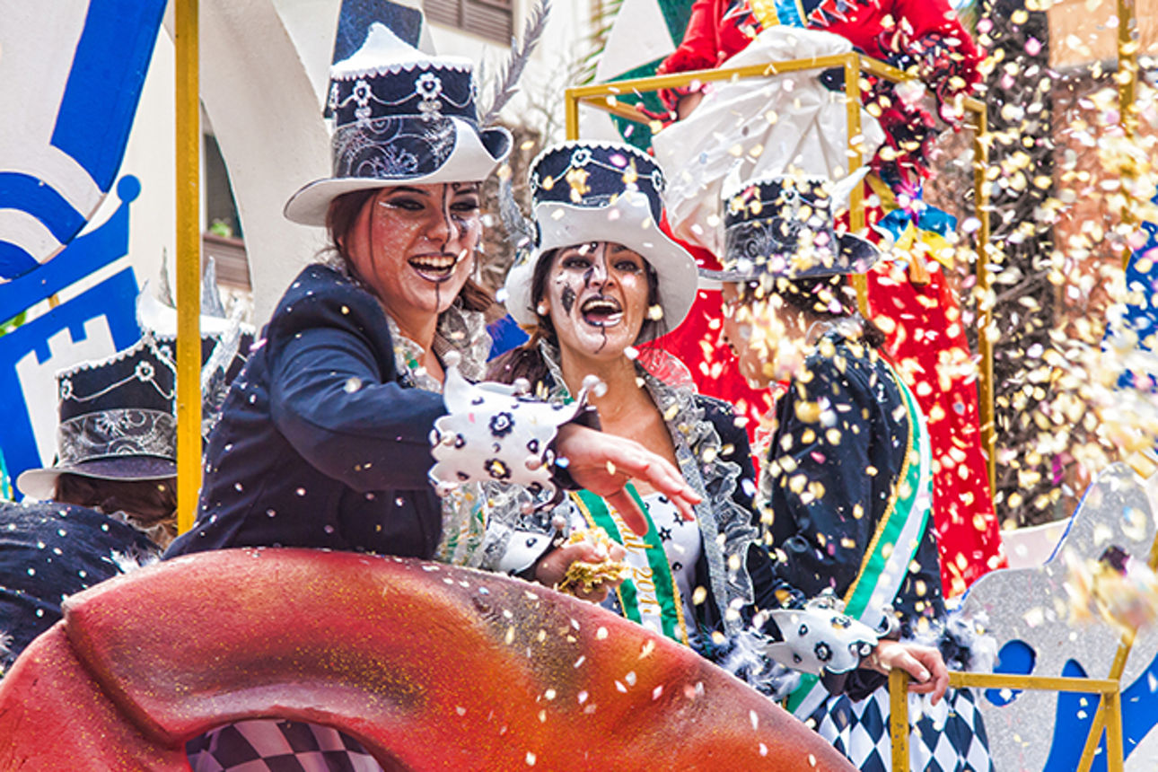 Personen feiern verkleidet Karneval 