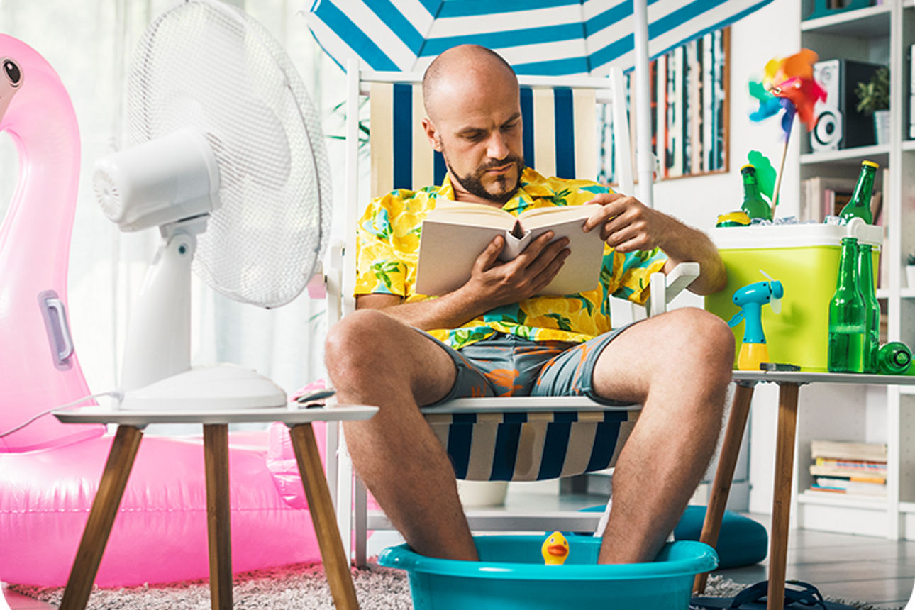Mann hält seine Füße in ein kleines Wasserbecken in seiner Wohnung