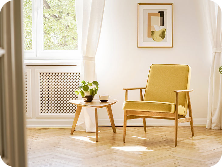 Wohnung mit hellem Holzboden und einer Sitzecke