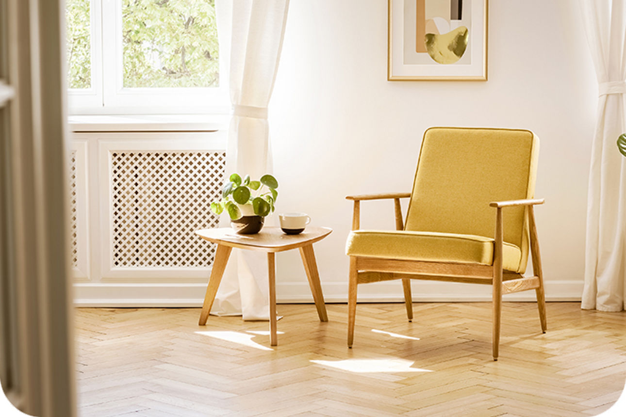 Wohnung mit hellem Holzboden und einer Sitzecke
