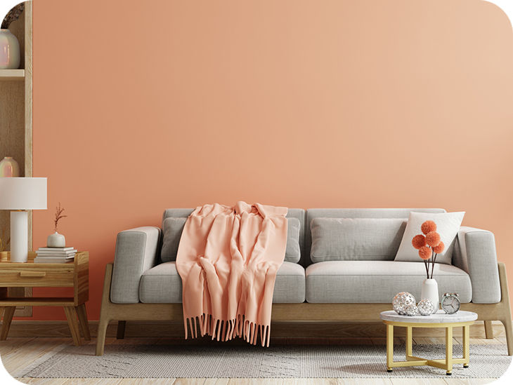 Orangene Wand mit einer beigen Sitzecke