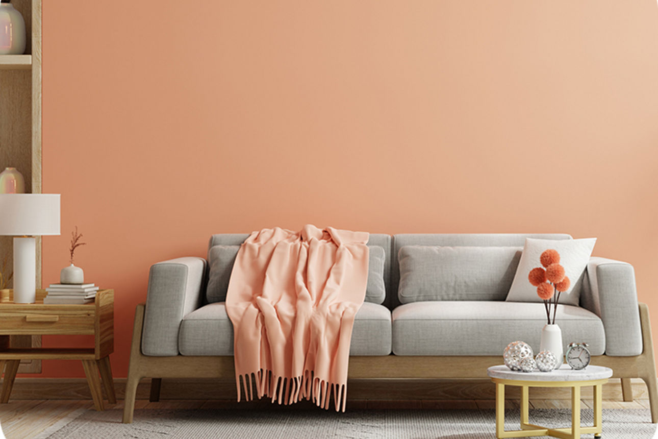 Orangene Wand mit einer beigen Sitzecke