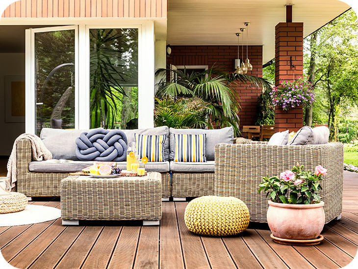Sommerlich gestaltete Terrasse