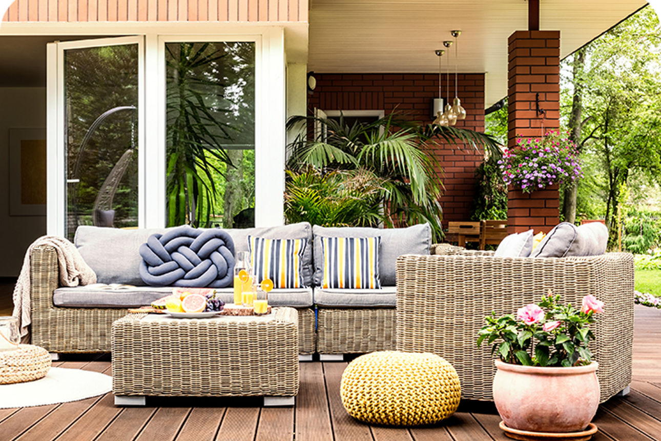 Sommerlich gestaltete Terrasse