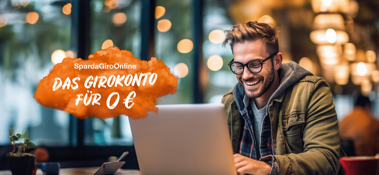Junger lächelnder Mann sitzt in einem Cafe und arbeitet am Laptop. Links im Bild steht auf einer orangenen Fläche "SpardaGiroOnline: Das Girokonto für 0 €."