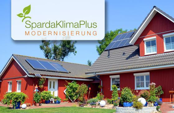 SpardaKlimaPlus-Logo mit zwei roten Häusern im Hintergrund