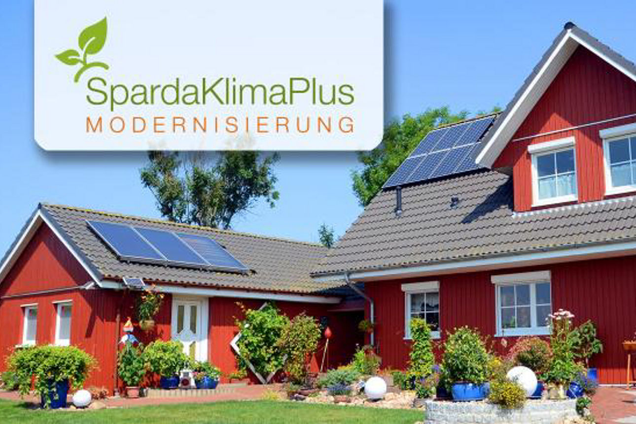 SpardaKlimaPlus-Logo mit zwei roten Häusern im Hintergrund