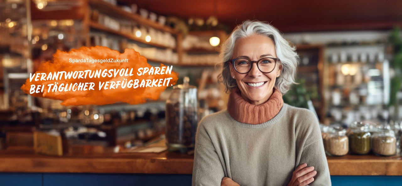 Frau steht mit verschränkten Armen und einem breiten Lachen im Gesicht in einem Unverpackt-Laden. Links im Bild steht auf einer orangenen Fläche "SpardaTagesgeldZukunft: Verantwortungsvoll sparen bei täglicher Verfügbarkeit."