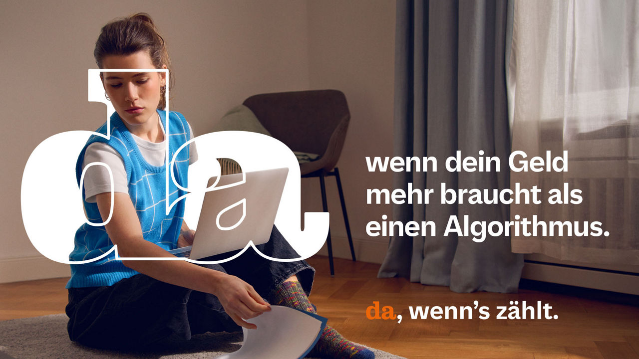 Ein Frau sitzt am Boden und beschäftigt sich mit ihren FInanzen.