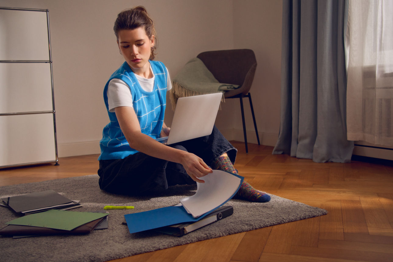 Sitzende Frau mit Laptop