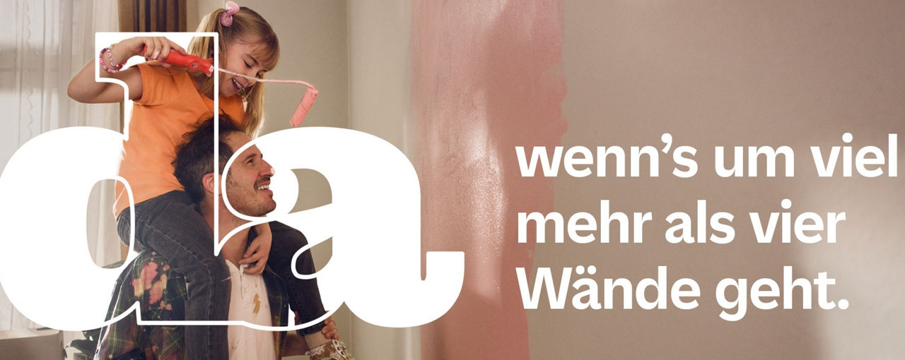 Ein Vater streicht mit seinem Kind eine Wand im eigenen Heim.