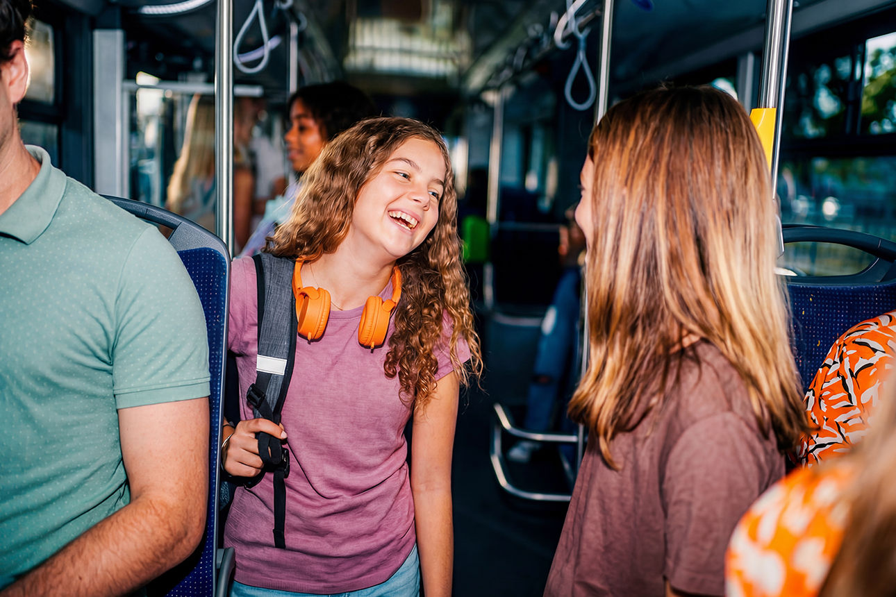 Jugendliche unterhalten sich in Bus oder Straßenbahn