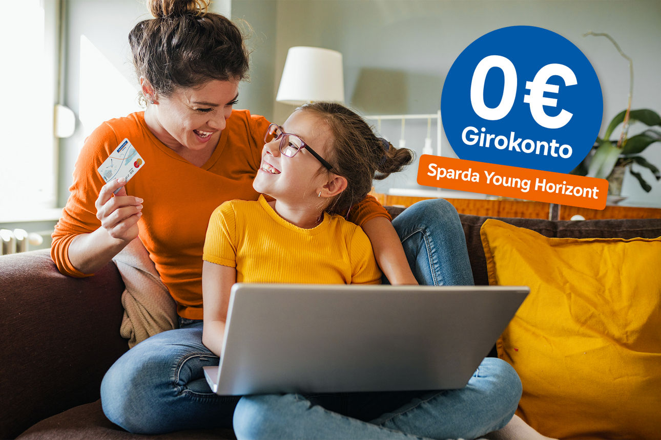 Mutter eröffnet mit Kind das Jugend Girokonto Sparda Young Horizont