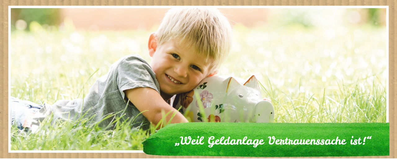 Kleiner Junge liegt auf der Wiese
