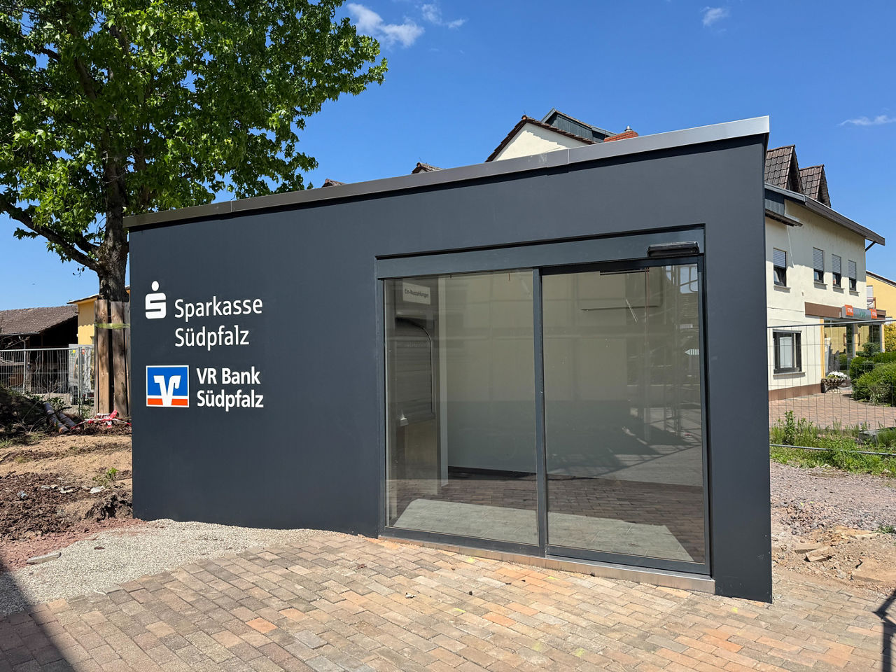 Der sprengrobuste Pavillon von außen der VR Bank Südpfalz und der Sparkasse Südpfalz.