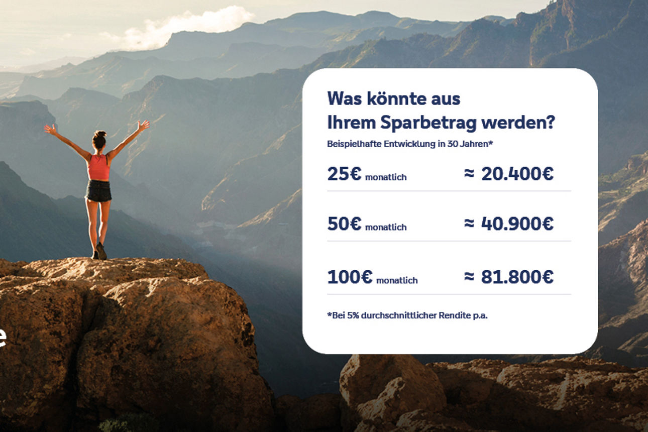 Junge Dame steht auf einem Gipfel