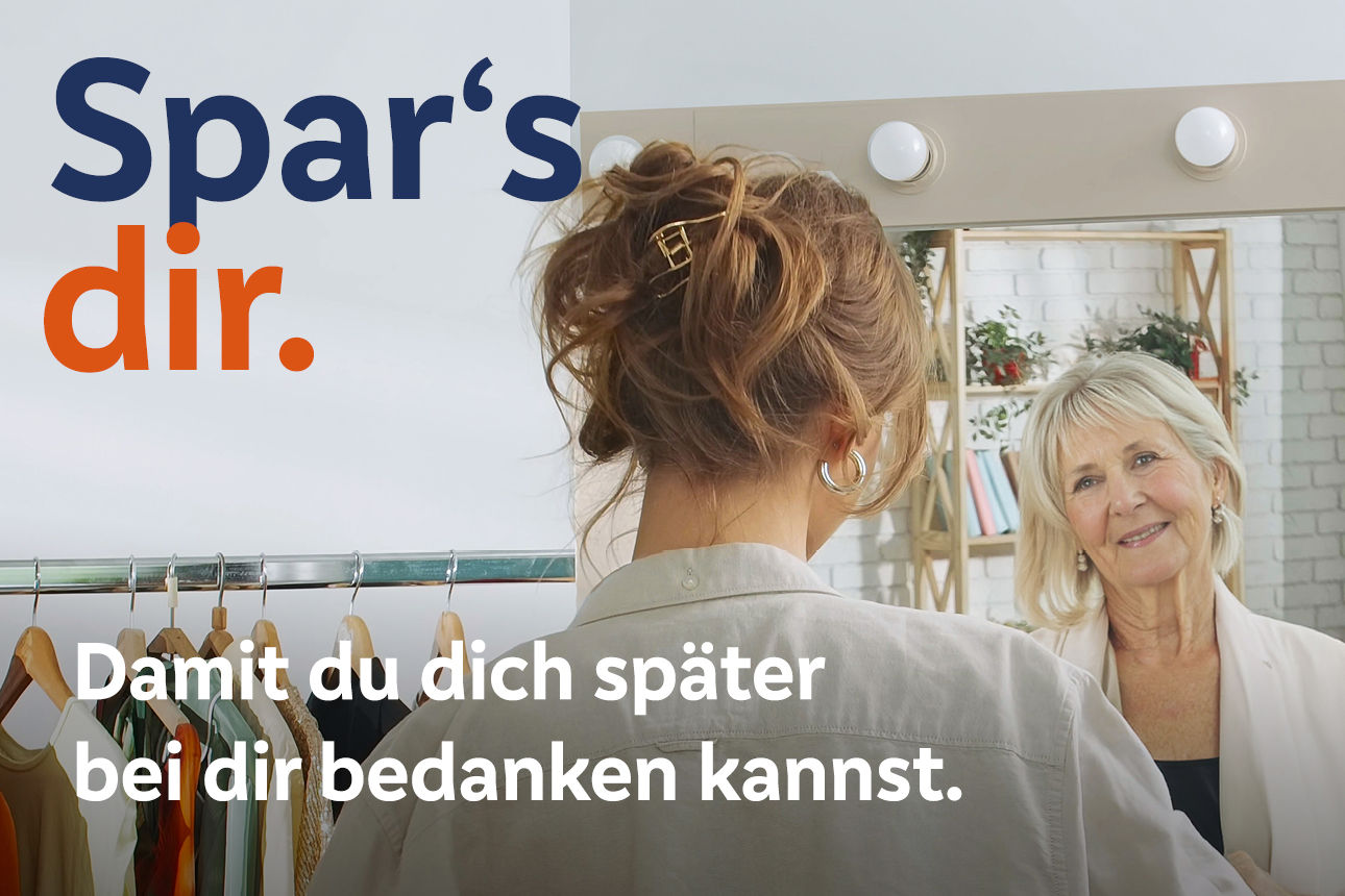 Frau schaut in einen Spiegel uns sieht ihr älteres ich