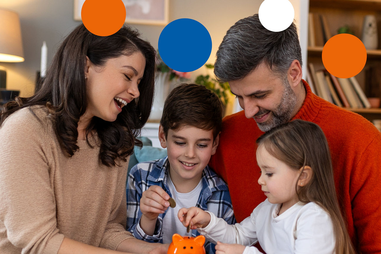 Eine Familie verbringt gemeinsam einen konzentrierten und gemütlichen Moment im Wohnzimmer.