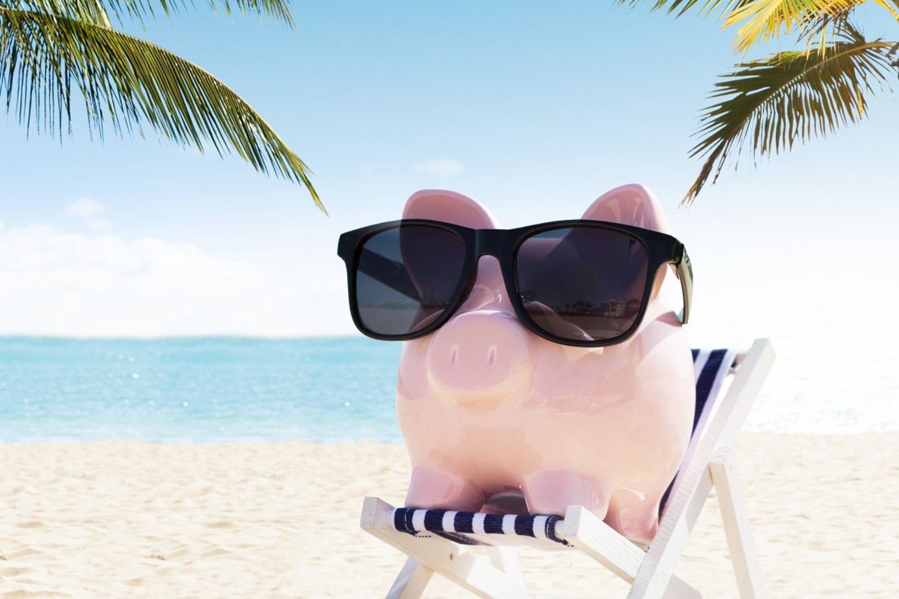 Sparschwein relaxt am Strand.