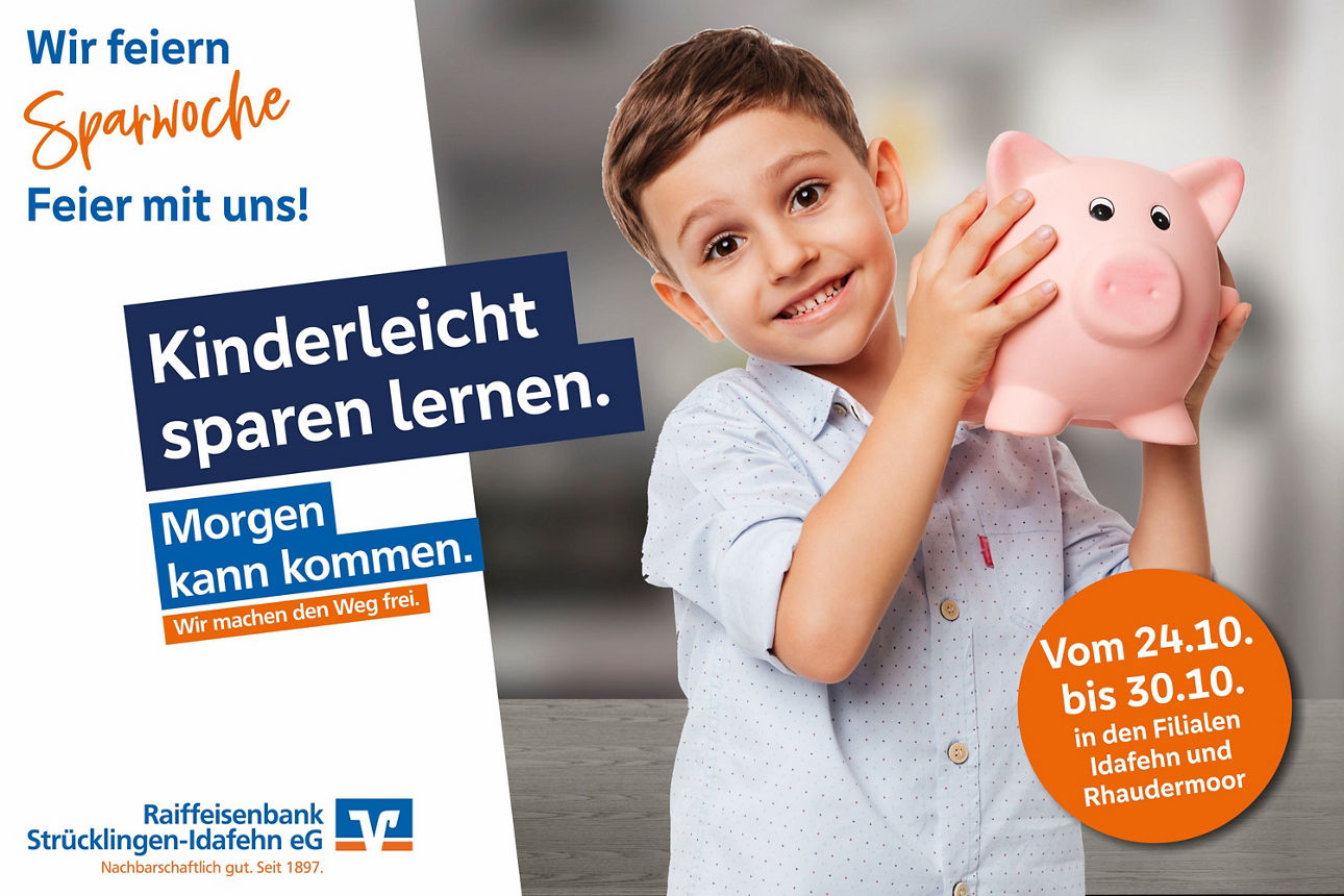 Kleiner Junge mit Sparschwein in der Hand