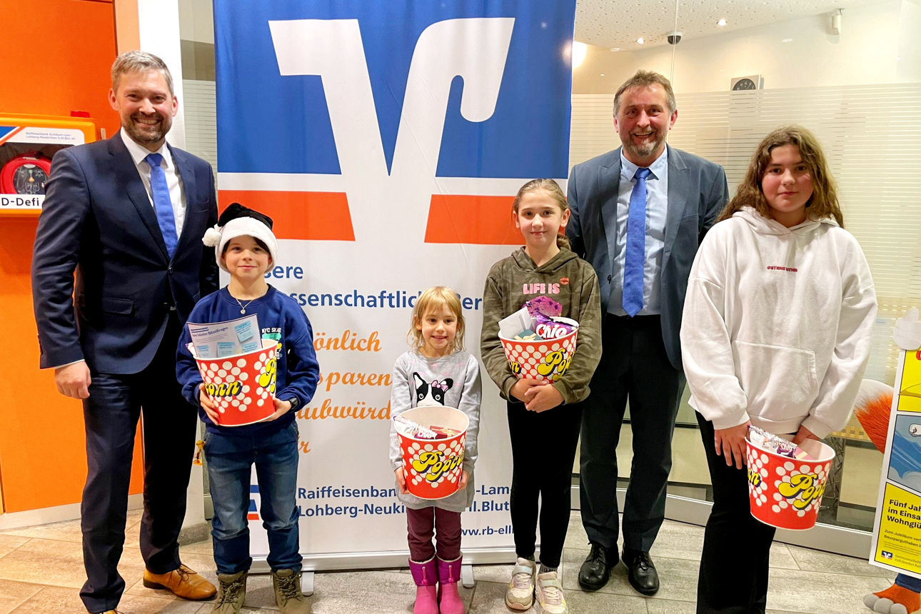 vier der sechs Gewinner mit Geschäftsstellenleiter Stefan Ebner und Helmut Sperl