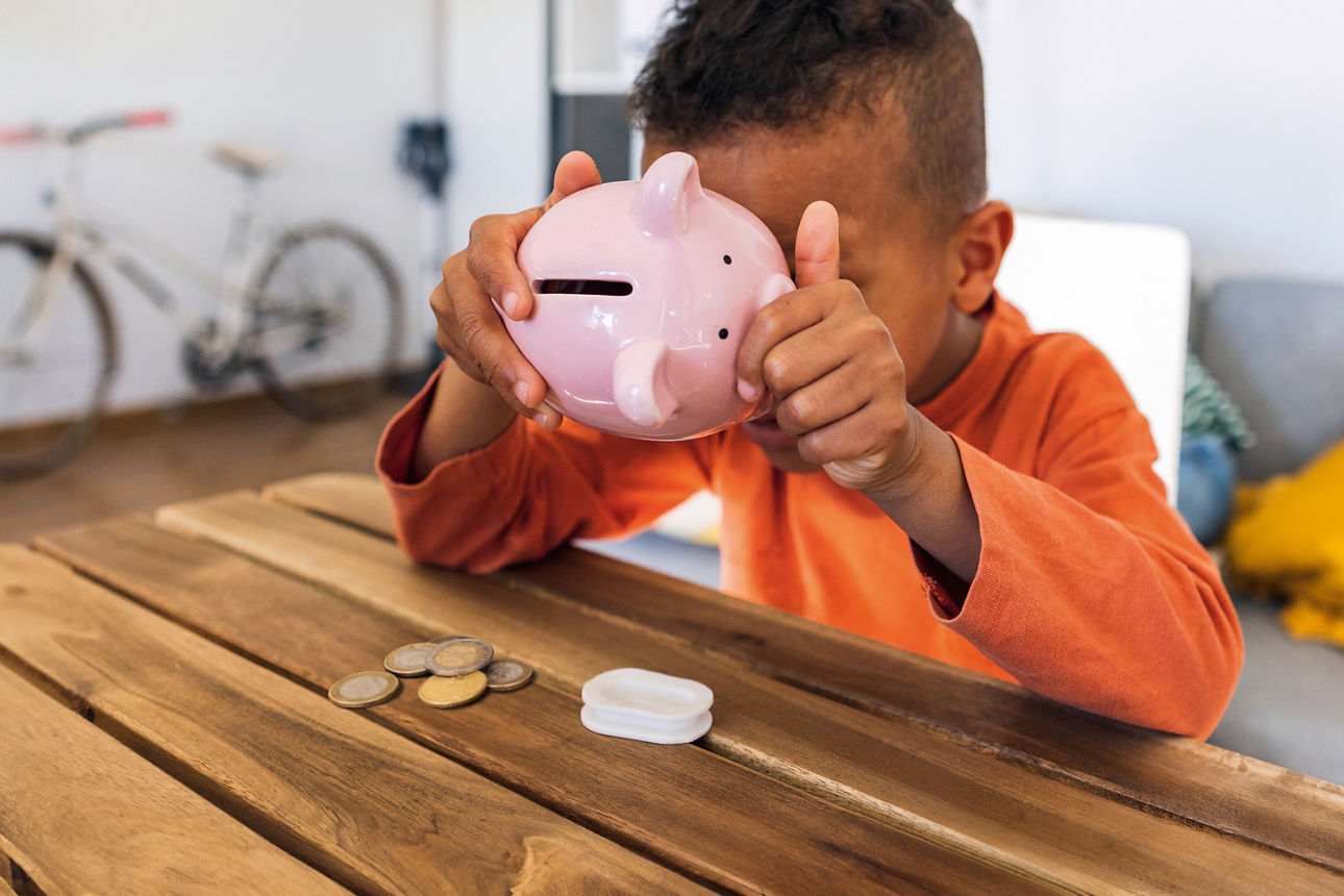 Kind mit Sparschwein