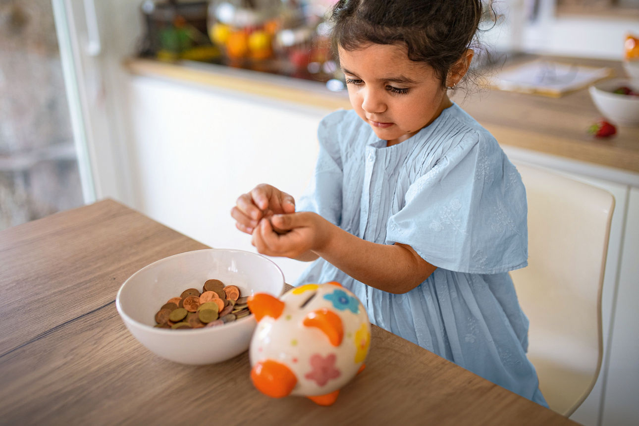  Kind zählt Kleingeld
