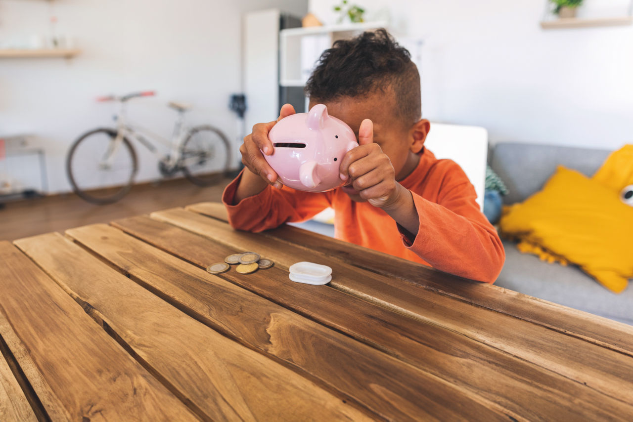 Kind mit seinem Vater  an einer Spielzeugkasse