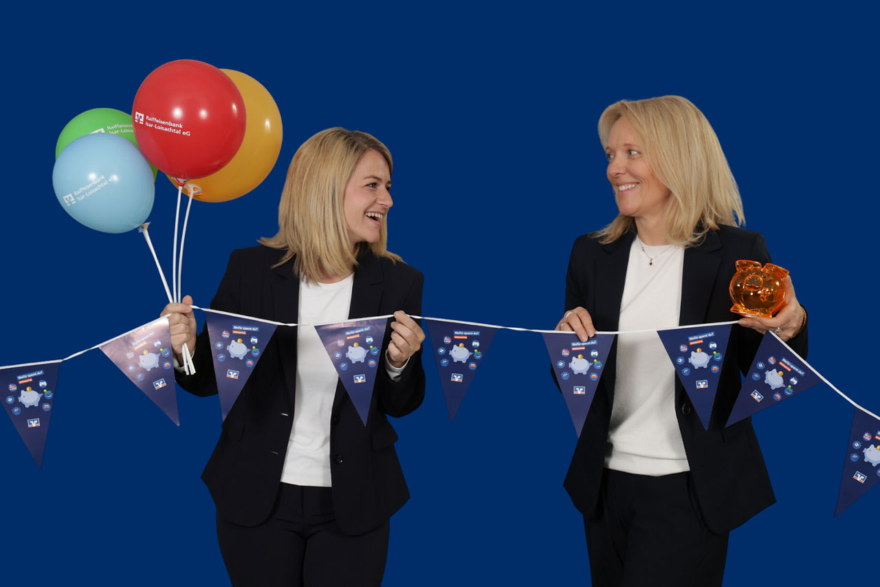 Sparwoche - 2 Frauen feiern die Sparwoche mit Luftballons & Girlanden