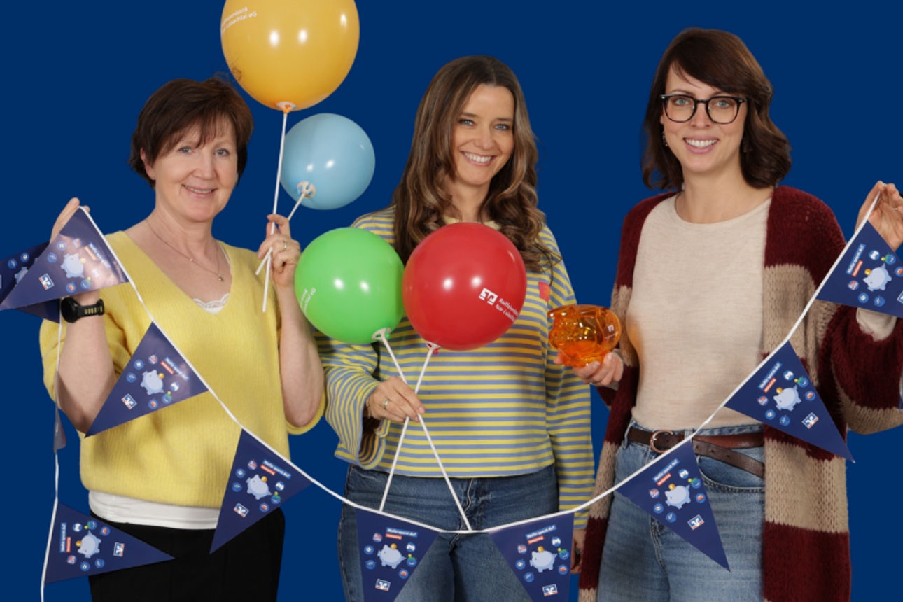 Sparwoche - 3 Frauen feiern die Sparwoche mit Luftballons, Girlanden & Sparschweinen
