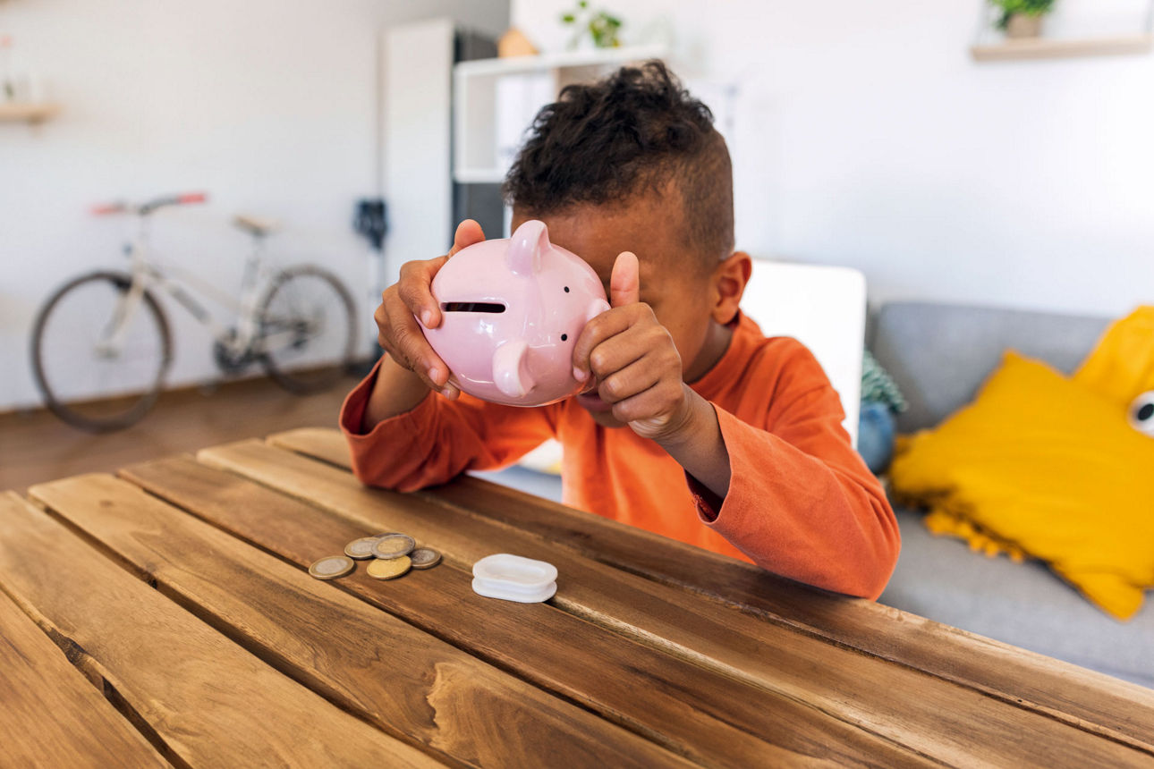 Kind mit Sparschwein