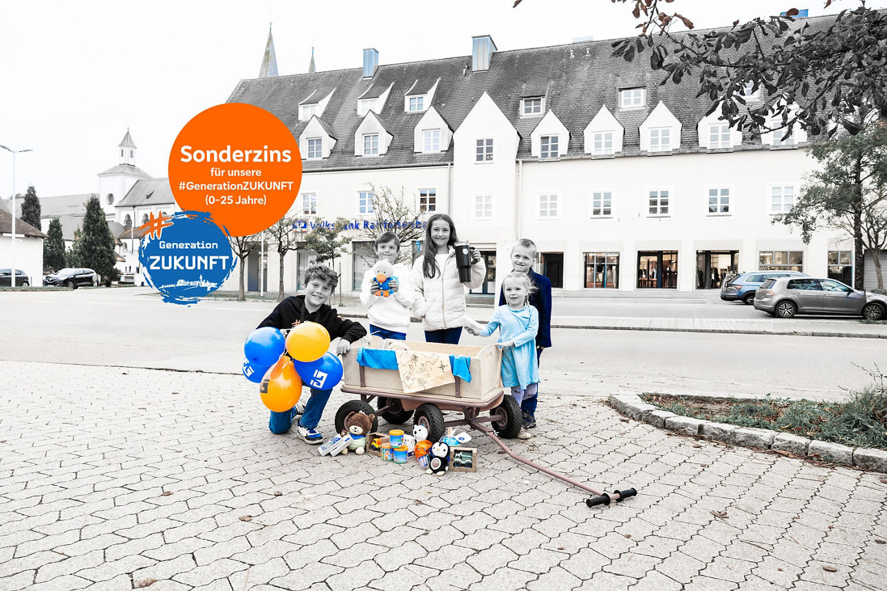 Eine Gruppe von Kindern steht an einem Bollerwagen