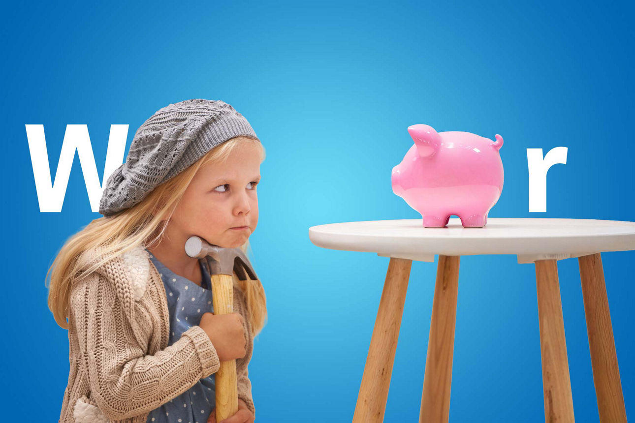 Kind schaut auf Sparschwein mit einem Hammer in der Hand