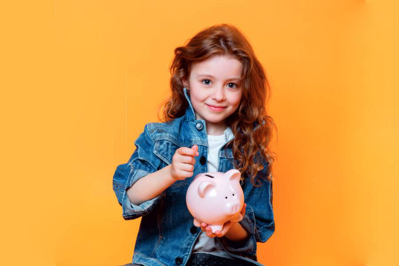 Mädchen mit Sparschwein