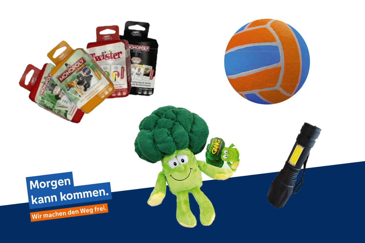 Ein Stoff-Brokkoli, eine Taschenlampe, ein Ball und ein Kartenspiel sind zu sehen