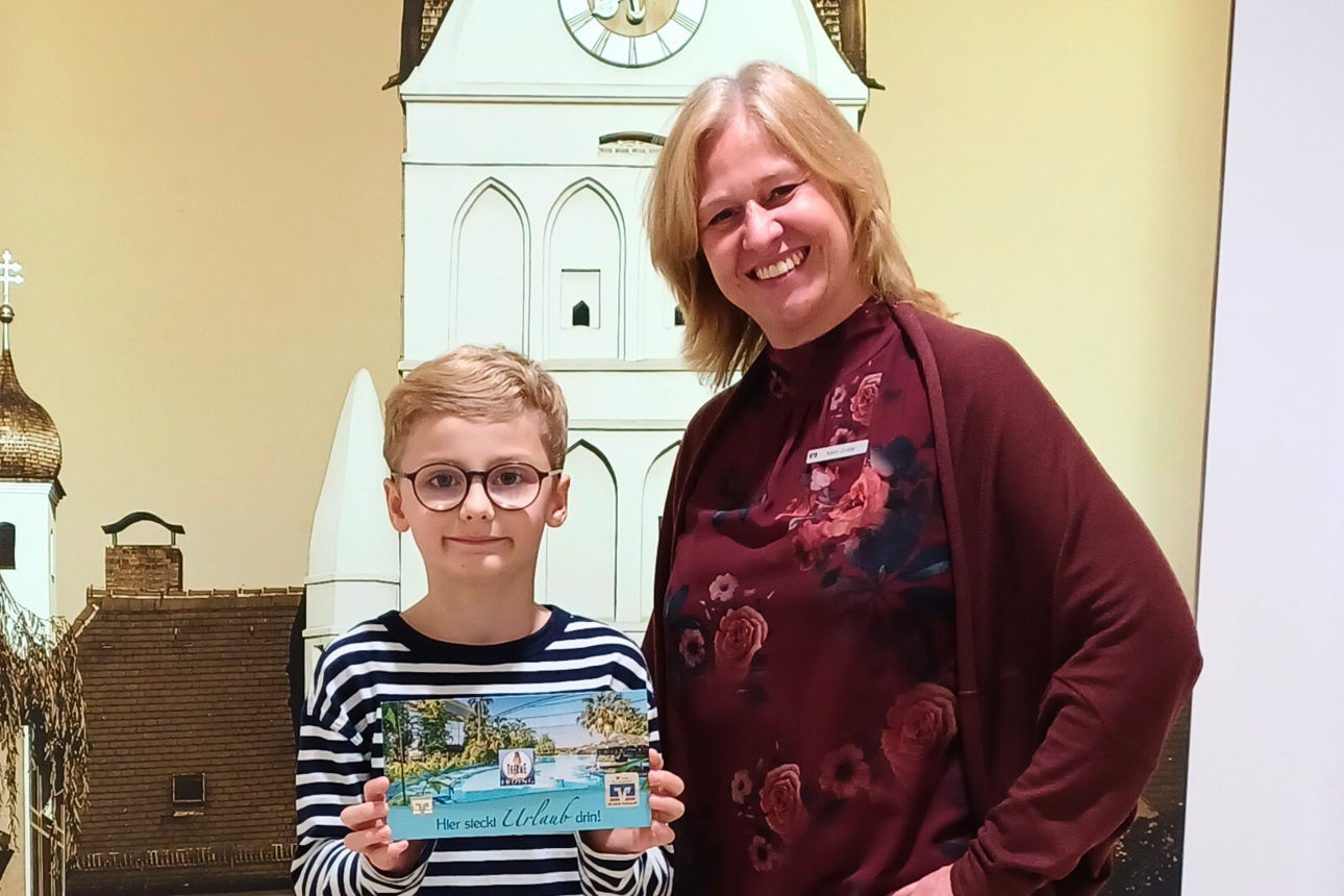 Maximilian Pointner freut sich gemeinsam mit unserer Kollegin Karin Gräbe über einen Thermengutschein im Wert von 200 Euro.