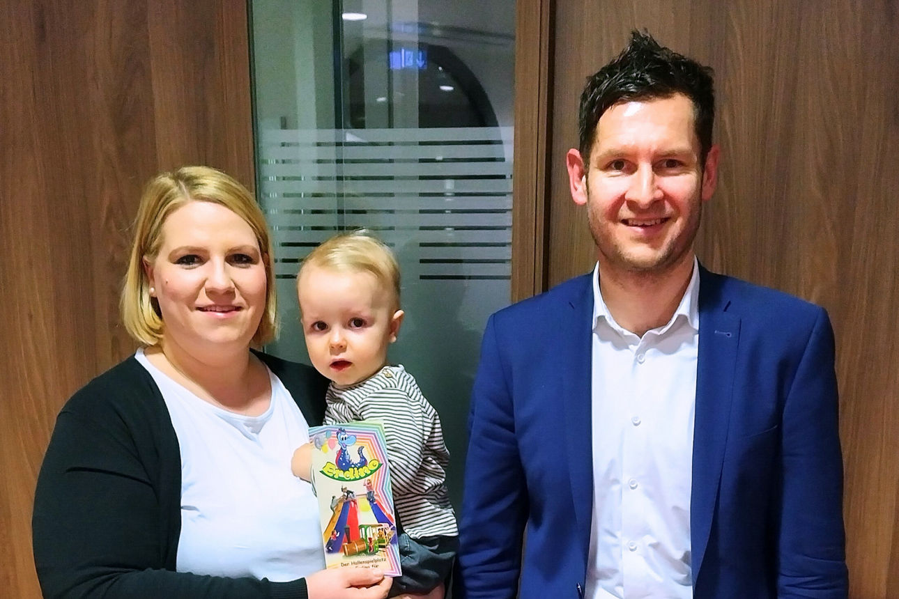 Berater Georg Neumaier (rechts) gratuliert dem Gewinner Emilian und seiner Mama Bettina zum Gutschein fürs Erdino.