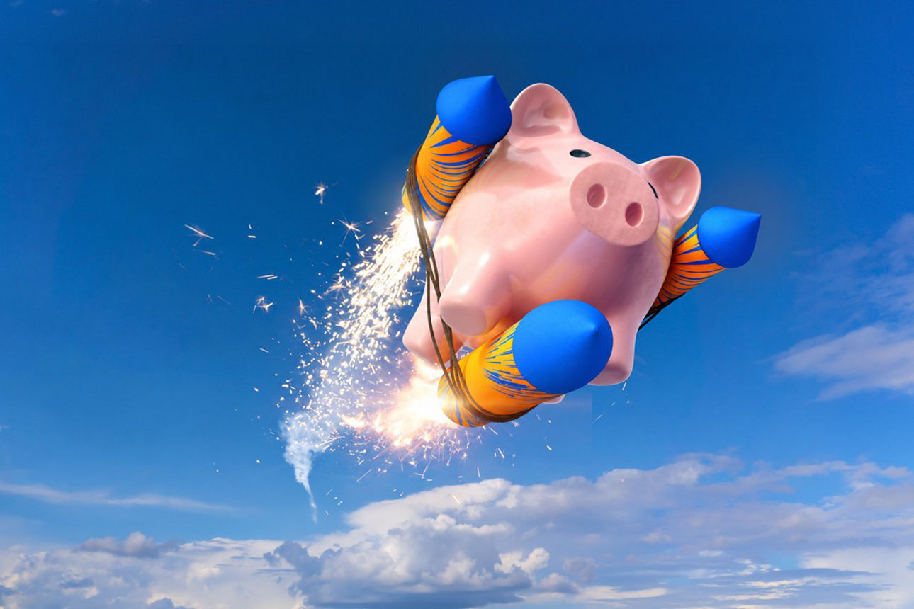 Sparschwein fliegt auf einer Silvesterrakete